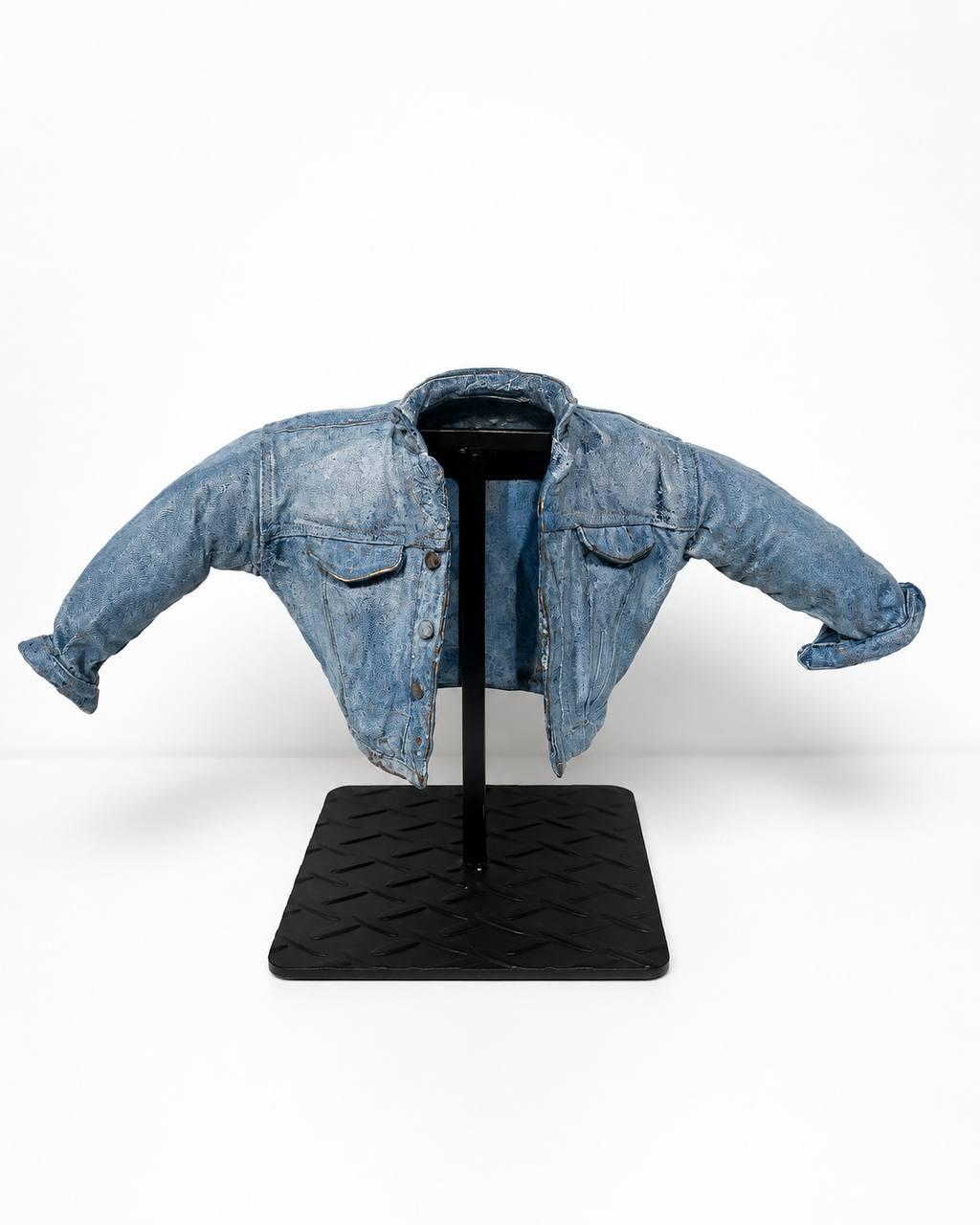 Tomek Kawiak, Jean Jacket, 1997, sculpture en bronze à patine bleue.
