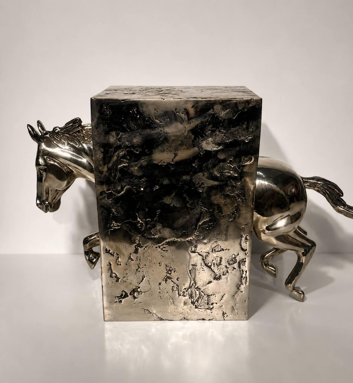 Sacha Sosno, Cheval Oblitéré, 2010, bronze blanc.