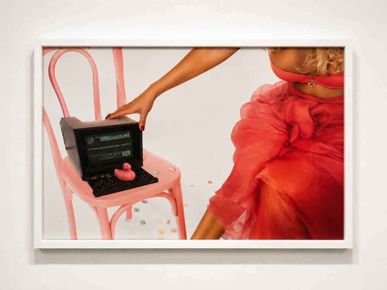 Marie Aimée Tirole, Fingers Press Me Tight, 2012, photographie.